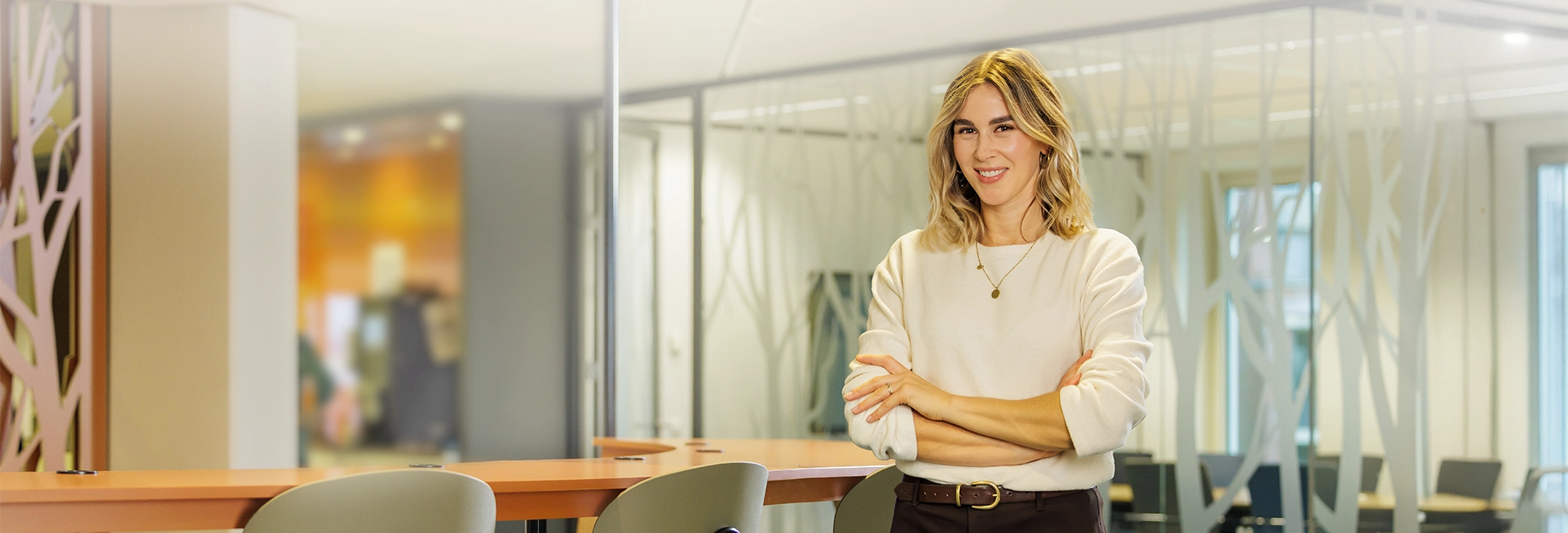 Decoratieve foto van een vrouwelijke collega van de Regionale Belasting groep, welke direct in de camera kijkt.